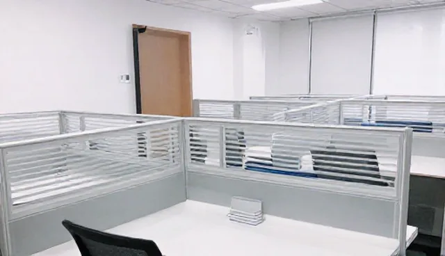 办公隔断选型与维护建议：商铺装修关键点解析